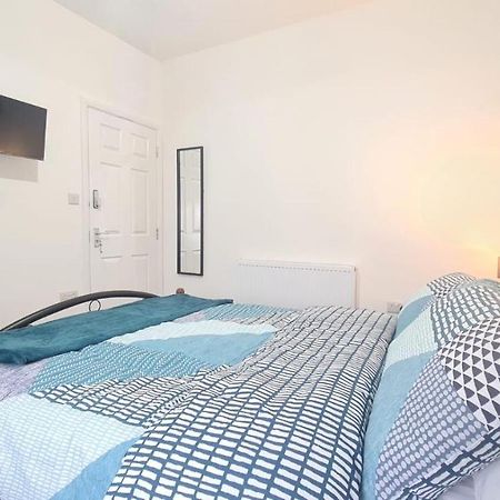 Spacious Room In Manor Park ลอนดอน ภายนอก รูปภาพ